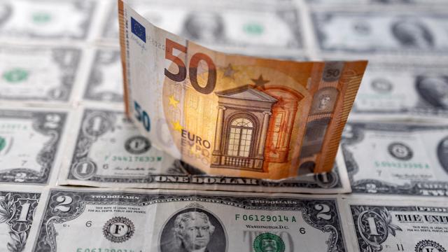 Lần đầu tiên trong 20 năm, đồng Euro và đồng USD gần ngang giá